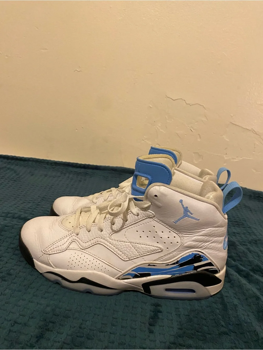 Jordan Men's White and Light Blue Retro Basketball Shoes